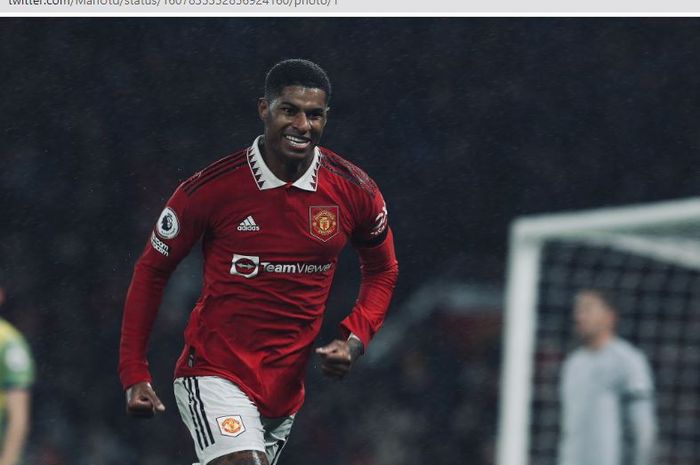 Penyerang Manchester United, Marcus Rashford, merayakan gol ke gawang Nottingham Forest dalam matchday 17 Liga Inggris 2022-2023 di Stadion Old Trafford, Selasa (27/12/2022).