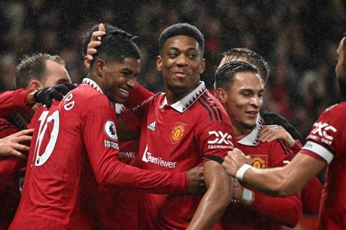 Para pemain Manchester United merayakan gol yang dicetak Marcus Rashford ke gawang Nottingham Forest pada laga Liga Inggris 2022-2023.