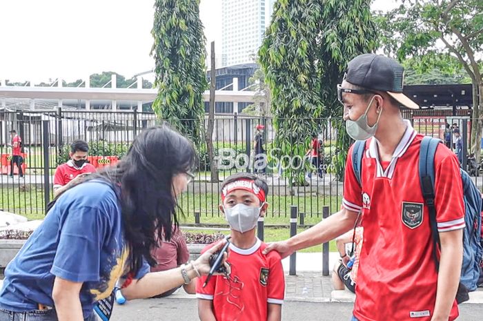 Suporter timnas Indonesia serta sang anak sedang diwawancarai di Stadion Gelora Bung Karno, Senayan, Jakarta, 29 Desember 2022.