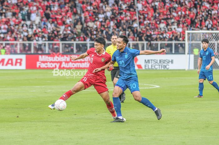 Duel antara Dendy Sulistyawan dan Teerasil Dangda pada laga timnas Indonesia vs Thailand di Stadion Utama Gelora Bung Karno, Jakarta pada Kamis (29/12/2022)