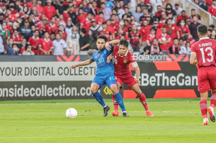 Bek timnas Indonesia, Fachruddin Aryanto, berduel dengan striker timnas Thailand, Teerasil Dangda, pada laga Grup A Piala AFF 2022, Kamis (29/12/2022) di SUGBK, Senayan.