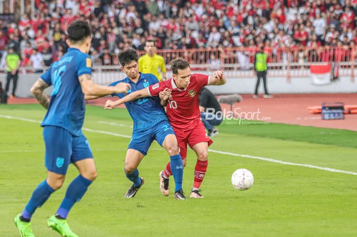 Penyerang timnas Indonesia, Egy Maulana Vikri, berusaha melewati pemain timnas Thailand, Channarong Promsrikaew, pada laga Grup A Piala AFF 2022, Kamis (29/12/2022) di SUGBK, Senayan.