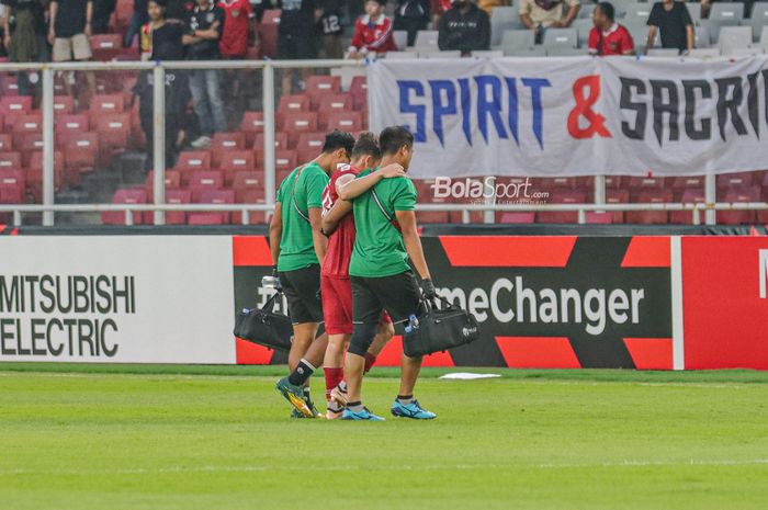 Gelandang timnas Indonesia, Egy Maulana Vikri, dipapah keluar setelah mengalami cedera pada laga melawan timnas Thailand di Grup A Piala AFF 2022, Kamis (29/12/2022) di SUGBK, Senayan.