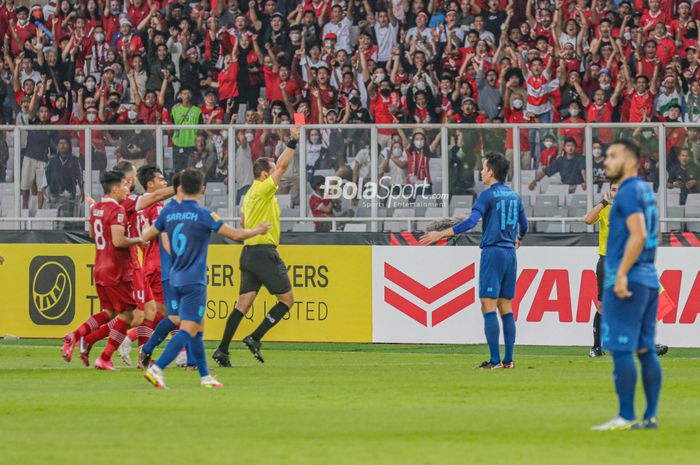 Wasit memberikan kartu merah kepada pemain timnas Thailand, Sanrawat Dechmitr, pada laga melawan timnas Indonesia di Grup A Piala AFF 2022, Kamis (29/12/2022) di SUGBK, Senayan.