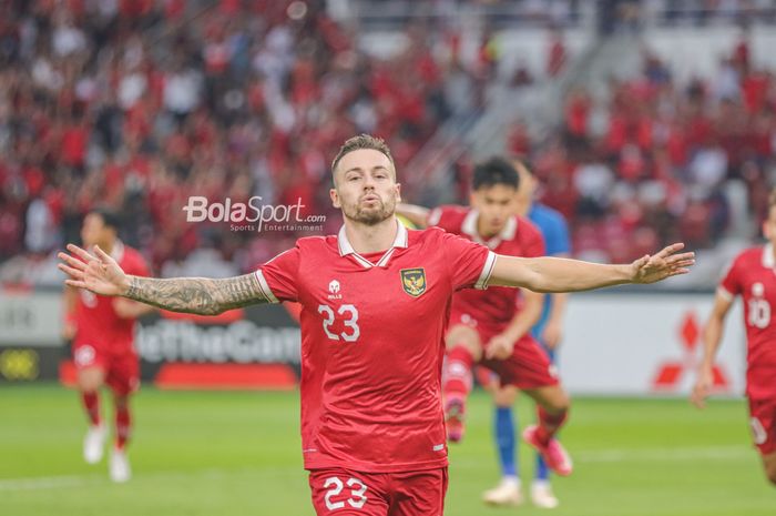 Selebrasi gelandang timnas Indonesia, Marc Klok, setelah mencetak gol lewat penalti pada laga melawan timnas Thailand di Grup A Piala AFF 2022, Kamis (29/12/2022) di SUGBK, Senayan.