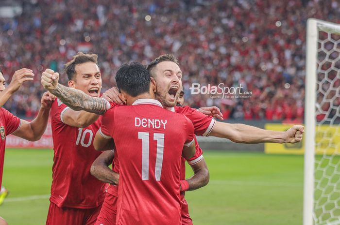 Selebrasi para pemain timnas Indonesia setelah Marc Klok mencetak gol lewat penalti pada laga melawan timnas Thailand di Grup A Piala AFF 2022, Kamis (29/12/2022) di SUGBK, Senayan.