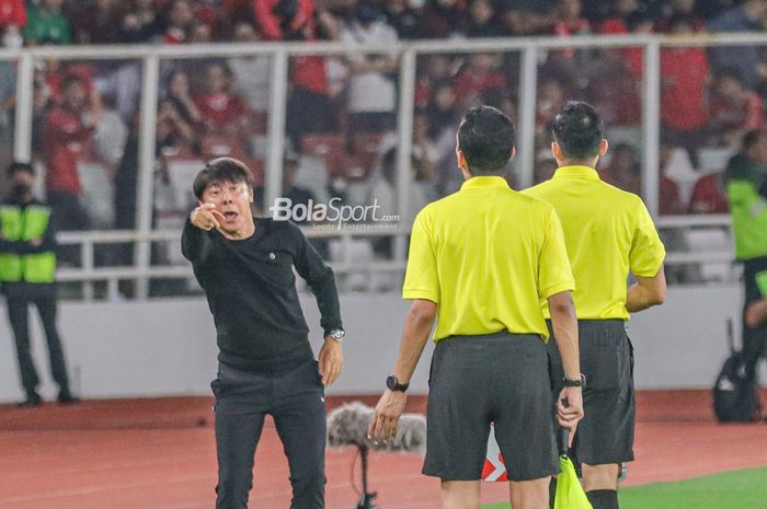 Pelatih timnas Indonesia, Shin Tae-yong (kiri), sedang melakukan protes kepada wasit saat memantau timnya bertanding dalam laga Piala AFF 2022 di Stadion Gelora Bung Karno, Senayan, Jakarta, 29 Desember 2022.