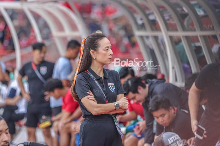 Manajer timnas Thailand, Madam Pang, ketika menemani timnya bertanding pada Piala AFF 2022 di Stadion Utama Gelora Bung Karno, Senayan, Jakarta, 29 Desember 2022