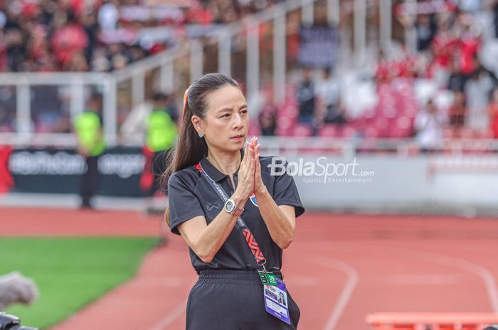 Presiden Federasi Sepak Bola Thailand (FAT), Madam Pang, ketika menemani Timnas Thailand bertanding pada Piala AFF 2022 di Stadion Utama Gelora Bung Karno, Senayan, Jakarta, 29 Desember 2022.