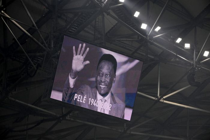 Penghormatan untuk legenda timnas Brasil, Pele, di Stadion Velodrome dalam laga Liga Prancis antara Marseille vs Toulouse (29/12/2022).