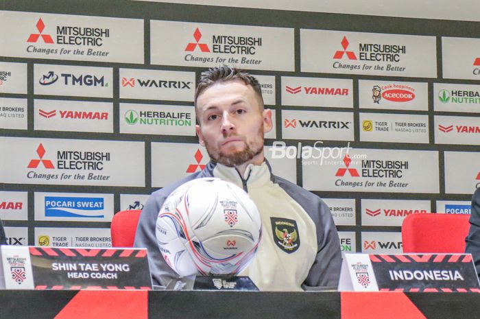 Gelandang naturalisasi timnas Indonesia, Marc Klok, saat menghadiri sesi jumpa pers seusai laga Piala AFF 2022 di Stadion Gelora Bung Karno, Senayan, Jakarta, 29 Desember 2022.