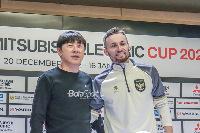 Pelatih timnas Indonesia, Shin Tae-yong (kiri) dan pemainnya bernama Marc Klok (kanan) sedang berfoto bersama seusai jumpa pers dalam laga Piala AFF 2022 di Stadion Gelora Bung Karno, Senayan, Jakarta, 29 Desember 2022.