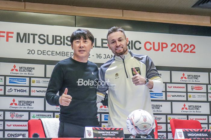 Pelatih timnas Indonesia, Shin Tae-yong (kiri) dan pemainnya bernama Marc Klok (kanan) sedang berfoto bersama seusai jumpa pers dalam laga Piala AFF 2022 di Stadion Gelora Bung Karno, Senayan, Jakarta, 29 Desember 2022.