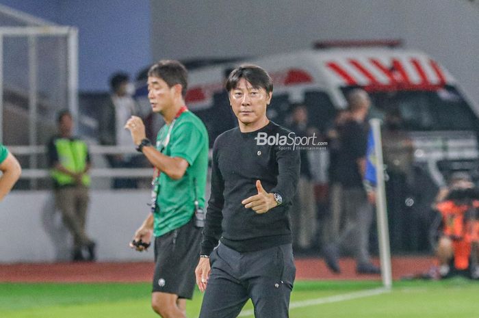 Pelatih timnas Indonesia, Shin Tae-yong, saat hadir memantau para pemainnya berlaga pada Piala AFF 2022 di Stadion Utama Gelora Bung Karno, Senayan, Jakarta, 29 Desember 2022.