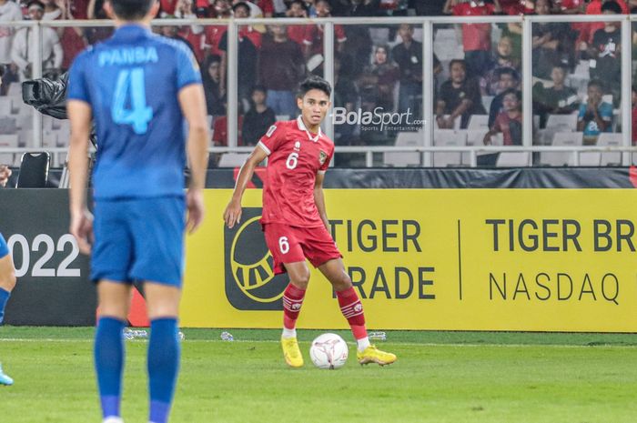 Gelandang timnas Indonesia, Marselino Ferdinan (kanan), sedang menguasai bola saat berlaga pada Piala AFF 2022 di Stadion Utama Gelora Bung Karno, Senayan, Jakarta, 29 Desember 2022.