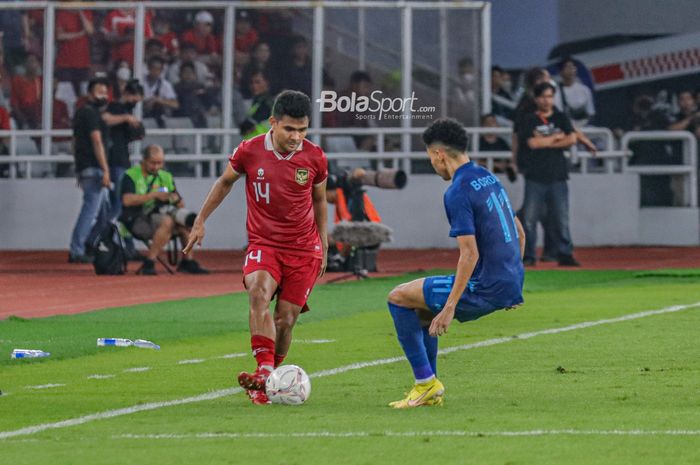 Bek sayap kanan timnas Indonesia, Asnawi Mangkualam Bahar (kiri), sedang menguasai bola ketika berlaga pada Piala AFF 2022 di Stadion Utama Gelora Bung Karno, Senayan, Jakarta, 29 Desember 2022.