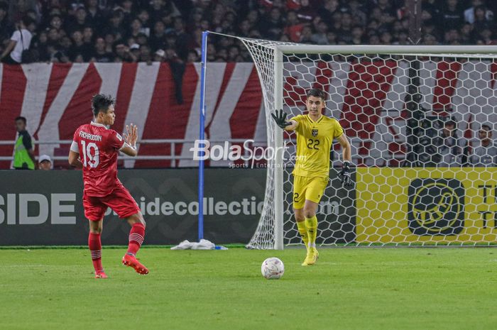 Kiper timnas Indonesia, Nadeo Argawinata (kanan), sedang menguasai bola saat berlaga pada Piala AFF 2022 di Stadion Utama Gelora Bung Karno, Senayan, Jakarta, 29 Desember 2022.