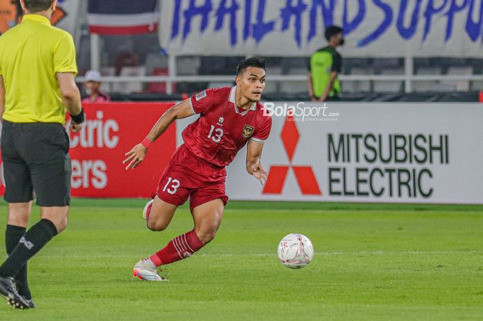 Pemain timnas Indonesia, Rachmat Irianto, sedang menggiring bola saat berlaga pada Piala AFF 2022 di Stadion Utama Gelora Bung Karno, Senayan, Jakarta, 29 Desember 2022.