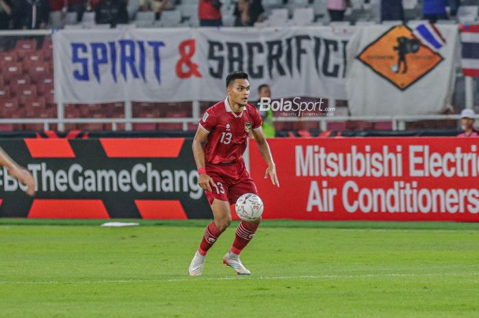 Pemain timnas Indonesia, Rachmat Irianto, sedang menguasai bola saat berlaga pada Piala AFF 2022 di Stadion Utama Gelora Bung Karno, Senayan, Jakarta, 29 Desember 2022.