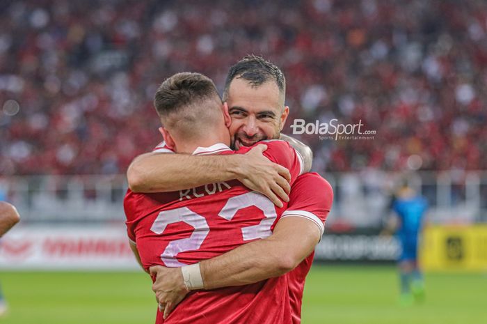 Bek naturalisasi timnas Indonesia, Jordi Amat (belakang), tampak sedang memeluk bahagia rekannya bernama Marc Klok yang mampu mencetak gol dalam laga Piala AFF 2022 di Stadion Utama Gelora Bung Karno, Senayan, Jakarta, 29 Desember 2022.