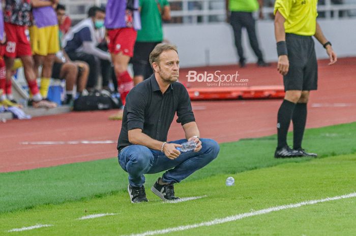 Pelatih timnas Thailand, Alexandre Polking, sedang memantau para pemainnya bertanding dalam laga Piala AFF 2022 di Stadion Utama Gelora Bung Karno, Senayan, Jakarta, 29 Desember 2022.