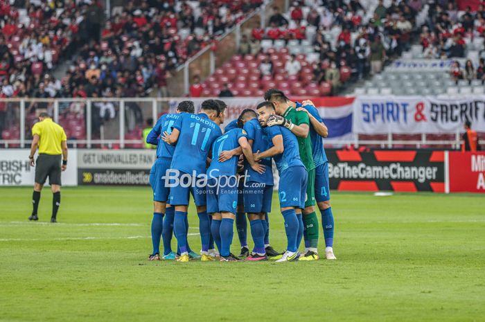 Skuat timnas Thailand (skuad timnas Thailand) tampak sedang melakukan briefing jelang berlaga pada Piala AFF 2022 di Stadion Utama Gelora Bung Karno, Senayan, Jakarta, 29 Desember 2022.