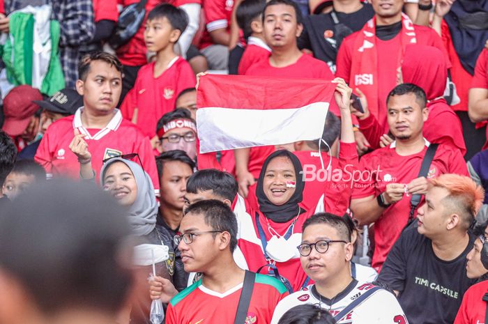 Aksi suporter timnas Indonesia saat menonton laga Piala AFF 2022 di Stadion Utama Gelora Bung Karno, Senayan, Jakarta, 29 Desember 2022.