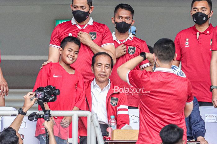 Presiden Republik Indonesia, Joko Widodo alias Jokowi (tengah), memberi semangat kepada para pemain timnas U-23 Indonesia agar bisa meraih tiket ke Olimpiade 2024 Paris melawan Guinea.