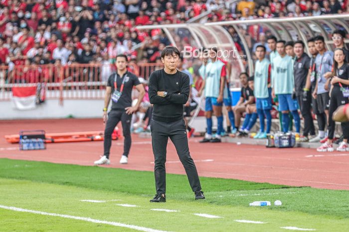 Pelatih timnas Indonesia, Shin Tae-yong, tampak sedang memantau para pemainnya ketika berlaga pada Piala AFF 2022 di Stadion Utama Gelora Bung Karno, Senayan, Jakarta, 29 Desember 2022.