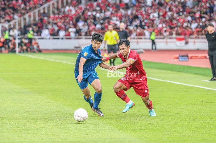 Bek sayap kiri timnas Indonesia, Pratama Arhan (kanan), sedang berebut bola dengan pemain timnas Thailand bernama Channarong Promsrikaew (kiri) dalam laga Piala AFF 2022 di Stadion Utama Gelora Bung Karno, Senayan, Jakarta, 29 Desember 2022.