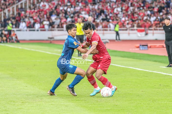 Bek sayap kiri timnas Indonesia, Pratama Arhan (kanan), sedang berebut bola dengan pemain timnas Thailand bernama Channarong Promsrikaew (kiri) dalam laga Piala AFF 2022 di Stadion Utama Gelora Bung Karno, Senayan, Jakarta, 29 Desember 2022.