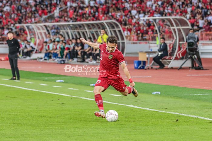 Penyerang timnas Indonesia, Egy Maulana Vikri, tampak akan menendang bola saat berlaga pada Piala AFF 2022 di Stadion Utama Gelora Bung Karno, Senayan, Jakarta, 29 Desember 2022.