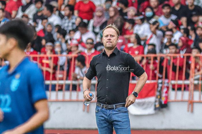 Pelatih timnas Thailand, Alexandre Polking, sedang memantau para pemainnya berlaga pada Piala AFF 2022 di Stadion Utama Gelora Bung Karno, Senayan, Jakarta, 29 Desember 2022.