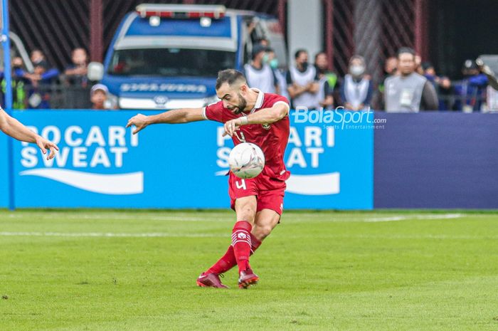 Bek naturalisasi timnas Indonesia, Jordi Amat, tampak sedang mengoper bola ketika berlaga pada Piala AFF 2022 di Stadion Utama Gelora Bung Karno, Senayan, Jakarta, 29 Desember 2022.