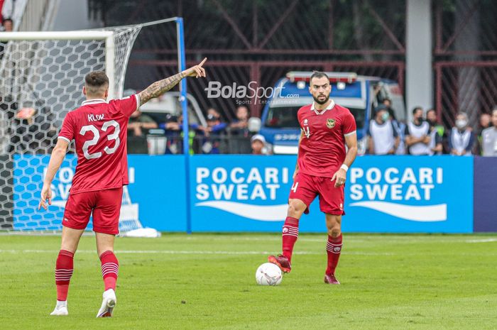 Bek naturalisasi timnas Indonesia, Jordi Amat (kanan), sedang menguasai bola saat berlaga pada Piala AFF 2022 di Stadion Utama Gelora Bung Karno, Senayan, Jakarta, 29 Desember 2022.