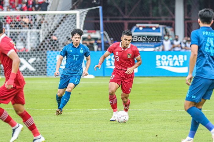 Pemain timnas Indonesia, Rachmat Irianto (kanan), sedang menguasai bola dan dibayangi pilar timnas Thailand bernama Ekanit Panya (kiri) dalam laga pada Piala AFF 2022 di Stadion Utama Gelora Bung Karno, Senayan, Jakarta, 29 Desember 2022.