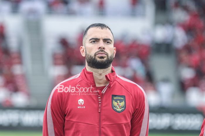 Bek naturalisasi timnas Indonesia, Jordi Amat, sedang berbaris jelang berlaga Piala AFF 2022 di Stadion Utama Gelora Bung Karno, Senayan, Jakarta, 29 Desember 2022.