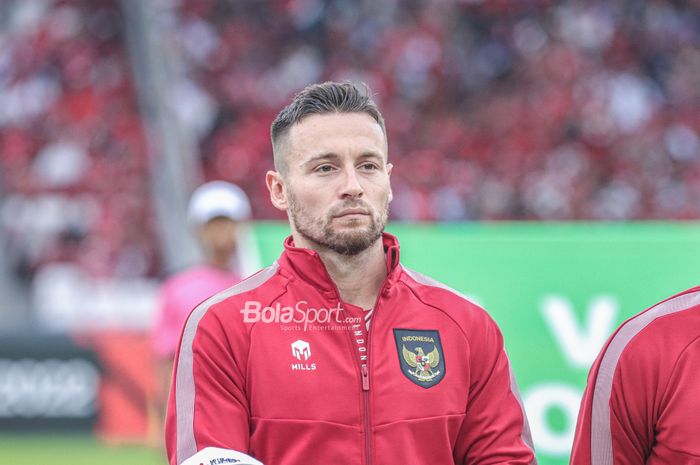 Gelandang naturalisasi timnas Indonesia, Marc Klok, sedang berbaris jelang berlaga Piala AFF 2022 di Stadion Utama Gelora Bung Karno, Senayan, Jakarta, 29 Desember 2022.