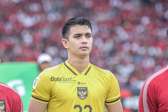 Kiper timnas Indonesia, Nadeo Argawinata, sedang berbaris jelang berlaga Piala AFF 2022 di Stadion Utama Gelora Bung Karno, Senayan, Jakarta, 29 Desember 2022.