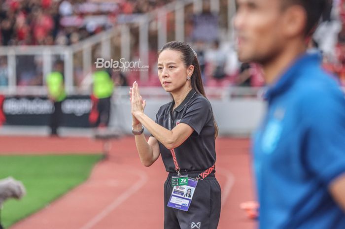 Manajer timnas Thailand, Madam Pang, ketika menemani timnya bertanding pada Piala AFF 2022 di Stadion Utama Gelora Bung Karno, Senayan, Jakarta, 29 Desember 2022.