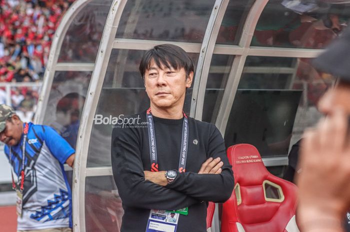 Pelatih timnas Indonesia, Shin Tae-yong, saat hadir memantau timnya bertanding dalam laga Piala AFF 2022 di Stadion Utama Gelora Bung Karno, Senayan, Jakarta, 29 Desember 2022.