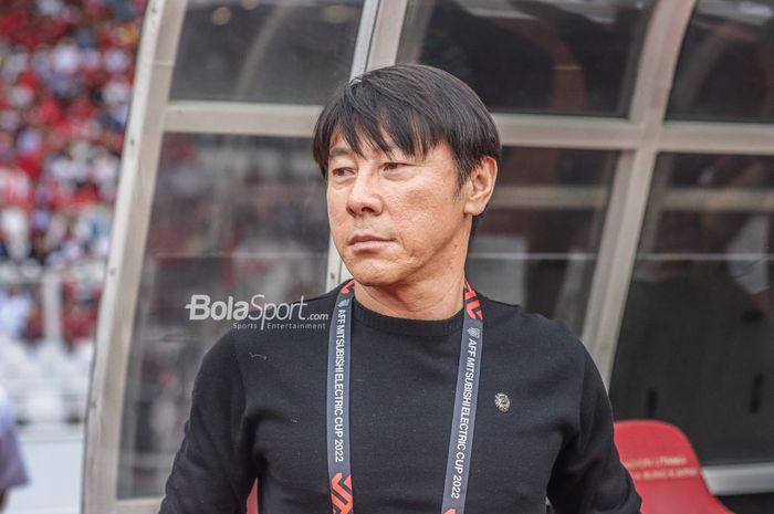 Pelatih timnas Indonesia, Shin Tae-yong, saat hadir memantau timnya bertanding dalam laga Piala AFF 2022 di Stadion Utama Gelora Bung Karno, Senayan, Jakarta, 29 Desember 2022.