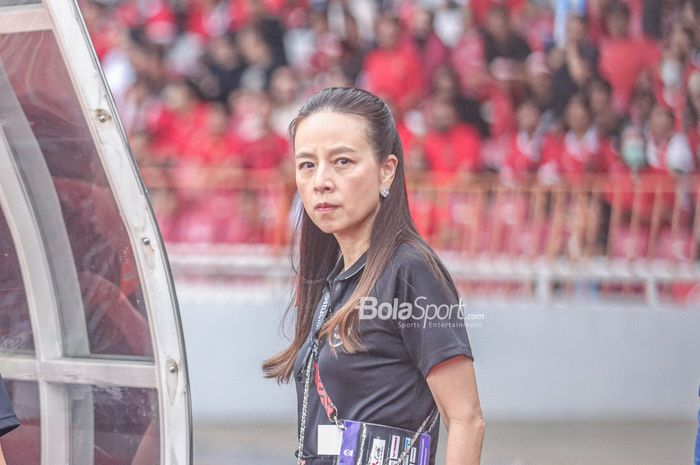 Manajer timnas Thailand, Madam Pang, ketika menemani timnya bertanding pada Piala AFF 2022 di Stadion Utama Gelora Bung Karno, Senayan, Jakarta, 29 Desember 2022.