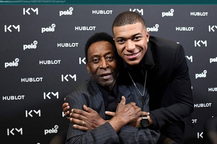 Momen Kylian Mbappe dan Pele dalam sebuah sesi foto bersama.