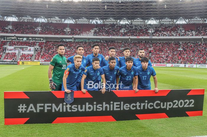 Skuat timnas Thailand (skuad timnas Thailand) sedang berbaris foto tim jelang bertanding pada laga Piala AFF 2022 di Stadion Utama Gelora Bung Karno, Senayan, Jakarta, 29 Desember 2022.