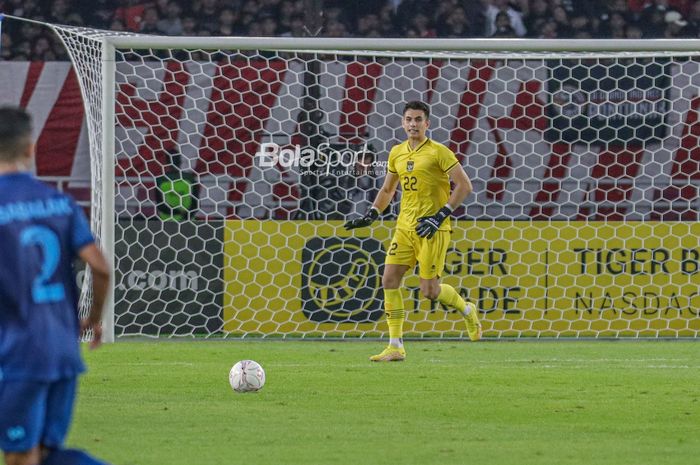 Kiper timnas Indonesia, Nadeo Argawinata, sedang menguasai bola saat berlaga pada Piala AFF 2022 di Stadion Utama Gelora Bung Karno, Senayan, Jakarta, 29 Desember 2022.