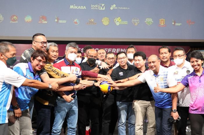 (Di tengah) Direktur Utama Proliga, Hanny S. Surkatty, bersama para ofisial dari masing-masing klub yang mengikuti Proliga 2023.