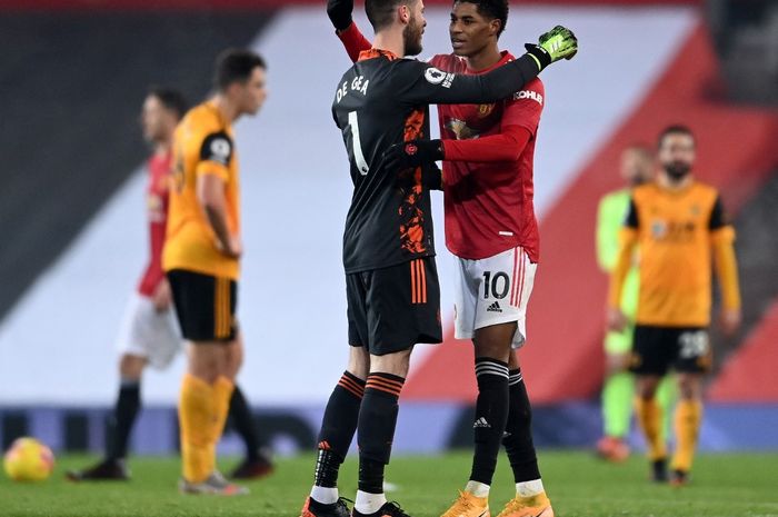 Marcus Rashford dan David de Gea merayakan kemenangan Manchester United atas Wolverhampton pada duel Liga Inggris di Old Trafford (29/12/2020).