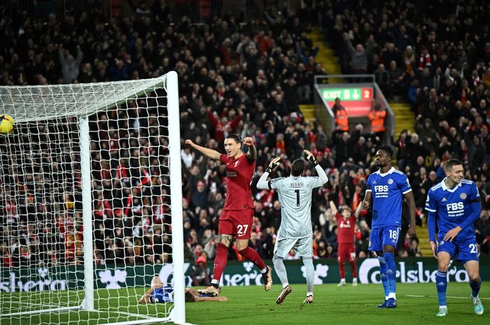 Dibantu pemain paling doyan cetak gol bunuh diri yang menghibur Anfield, Liverpool klub paling jelek di 5 menit pertama laga Liga Inggris. Duel Premier League berlangsung unik.