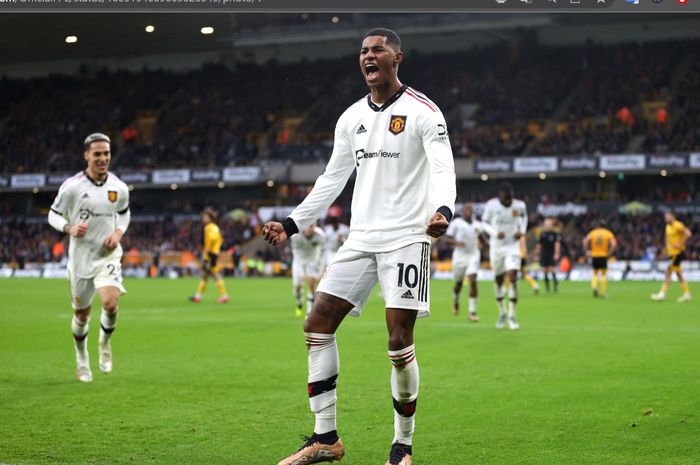 Penyerang Manchester United, Marcus Rashford, merayakan gol ke gawang Wolverhampton Wanderers dalam matchday 18 Liga Inggris 2022-2023 di Molineux Stadium, Sabtu (31/12/2022).